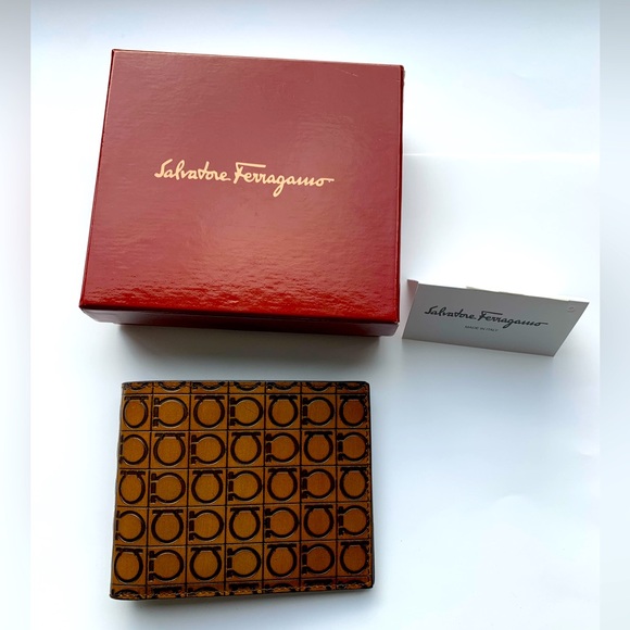Salvatore Ferragamo Men's Embossed Logo Bi- Fold Leather Wallet- NWT and Box